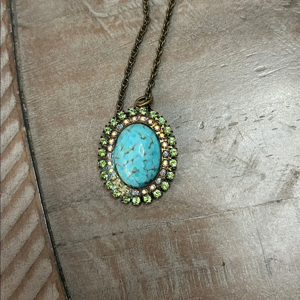 Elegant Turquoise Pendant Necklace with Gold Detailing - Picture 4 of 11